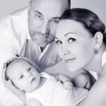 Familienportrait mit Baby, 3Person, Schwarzweißfotografie, Nahaufnahme.