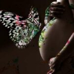Künstlerische Babybauchfotografie, Fotomontage mit Schmetterling.