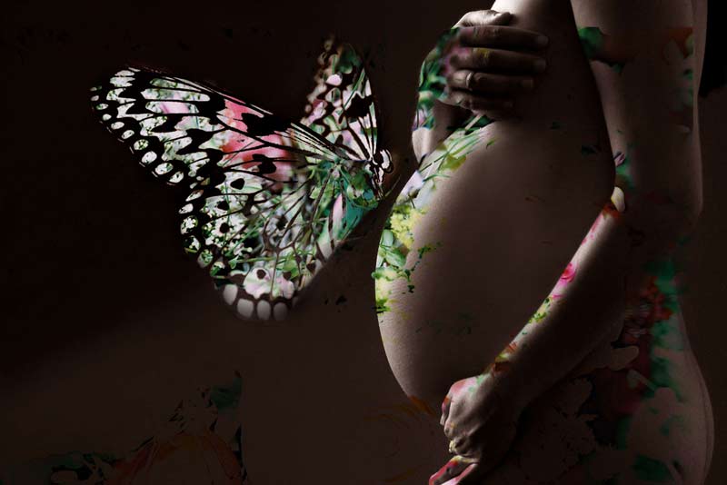 Künstlerische Babybauchfotografie, Fotomontage mit Schmetterling.