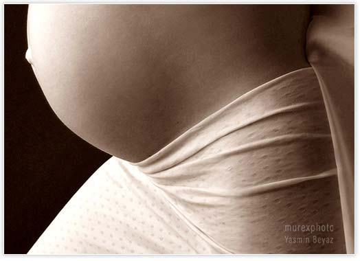 Babybauchausschnitt- im Profilaufnahme in sepia Ton