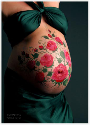 Babybauchbemalung mit Rosen als Motiv