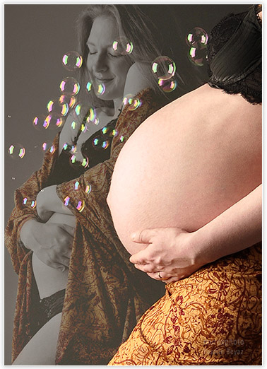 Foto-Collage, Kleiner und großer Babybauch mit Seifenblasen