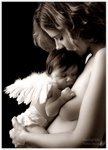 Neugeborenes in Mamas Arm mit Engelspflügel