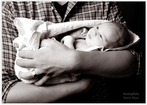 Neugeborenes in Papas Arm