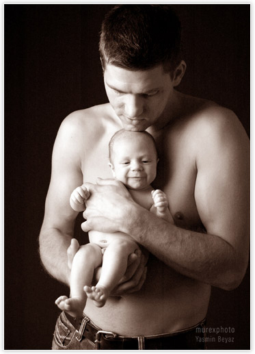 Vater mit Neugeborenen im Arm