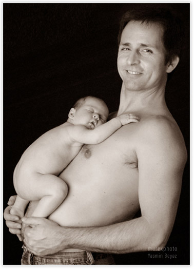 Papa mit Neugeborenen im Arm