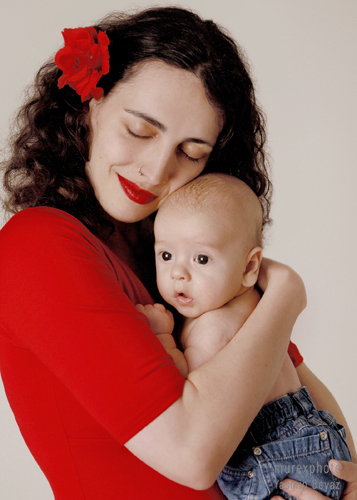 Mutter mit Neugeborenen im Arm