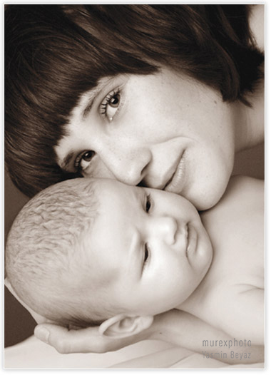 Mutter mit Tochterportrait - Schwarzweißfoto