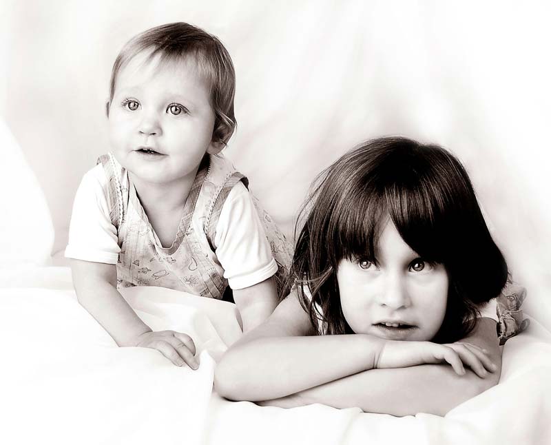 Geschwisterportrait, zwei Schwestern, in Schwarz und Weiß