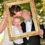Paar-Hochzeitsfotos mit goldenen Rahmen und Baby