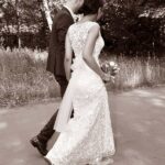 Braut-Paar laufen im Park, Ganzkörperaufnahme. Schwarzweißfotografie.