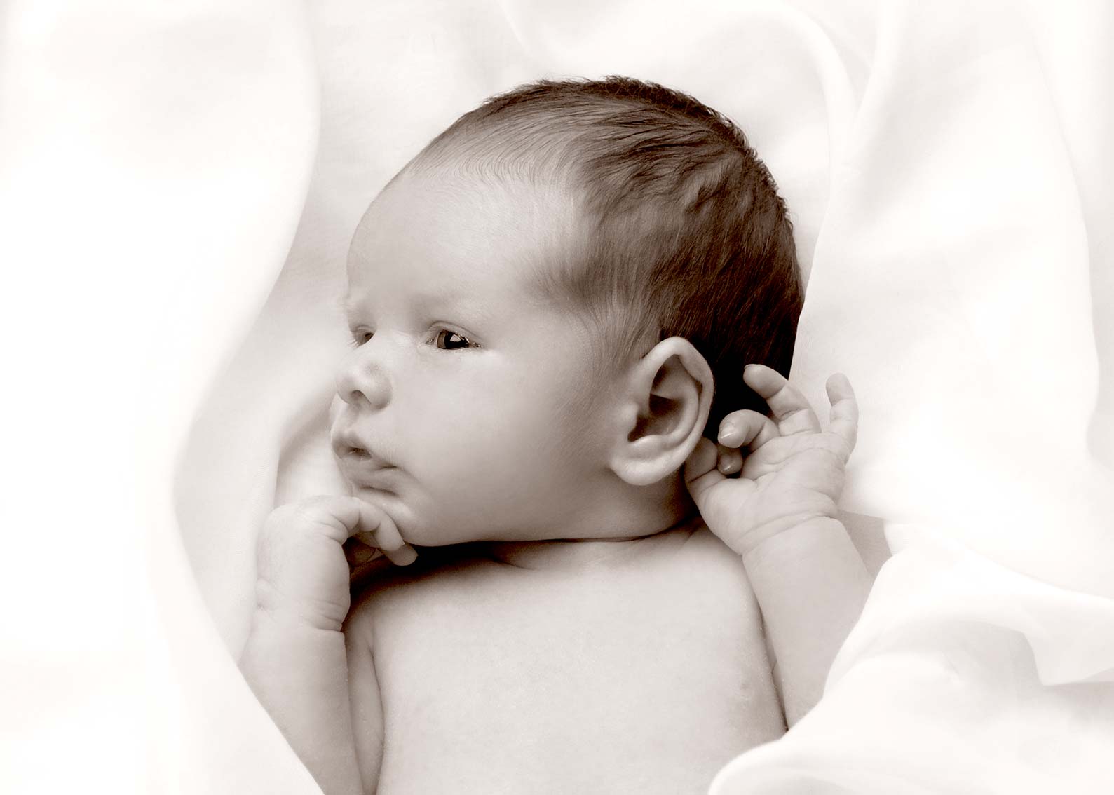Neugeborenes Baby, Newborn, Schwarzweißfotografie, Nahaufnahme.