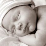 Babyfoto mit Mütze, Schwarz-Weiß-Foto